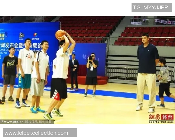 姚明扔水瓶事件引发热议背后的体育精神与公众反应探讨