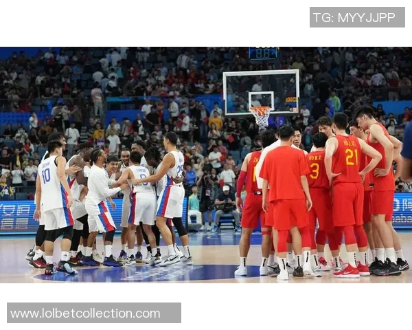 姚明颁奖时意外垫脚引发热议球场礼仪与风度再受关注